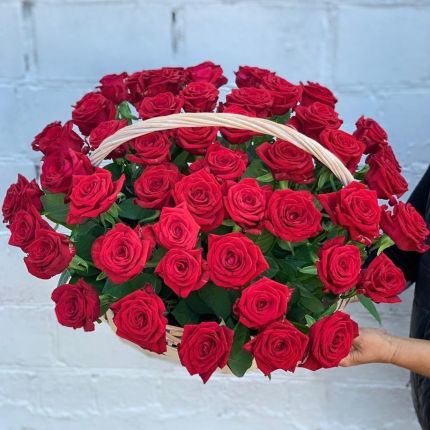 Корзинка "Моей королеве" из красных роз с доставкой в по Ялуторовску